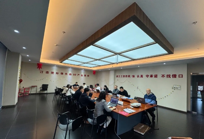 為深入貫徹中共中央、國務院印發(fā)的《國家標準化發(fā)展綱要》，落實加快數(shù)字化發(fā)展、建設數(shù)字中國的戰(zhàn)略部署，和《上海市全面推進城市數(shù)字化轉型“十四五”規(guī)劃》，推進上海城市數(shù)字化轉型標準化建設，數(shù)造科技積極響應這一號召，成為上海市浦東新區(qū)第一批試點數(shù)字化改造企業(yè)之一，并順利通過驗收。  圖片  圖片  圖片  圖片  圖為上海市城市數(shù)字化轉型工作領導小組部分領導和南匯工業(yè)園區(qū)領導、上海數(shù)造領導班子成員參加數(shù)字化改造驗收答辯  圖片  參觀上海數(shù)造大廳的數(shù)字化制造“黑湖小工單”生產工序看板  數(shù)造科技自成立之初，創(chuàng)始人趙毅博士就以“數(shù)造”為企業(yè)命名，蘊含數(shù)字化制造和變革的深遠意義，與此時政府推進聚焦制造業(yè)與數(shù)字化改造深度融合。未來，數(shù)造科技將不斷提升公司智能化、數(shù)字化、信息化改造力度，全面提升公司綜合管理和運營水平，著力實現(xiàn)智能制造高質量發(fā)展。